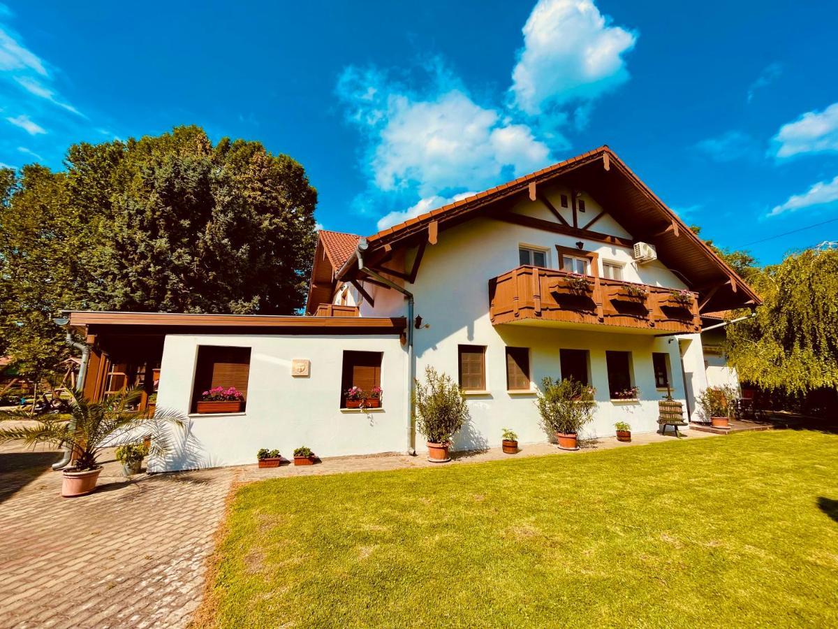 Sommer Panzió Balatonfoldvar Exterior foto