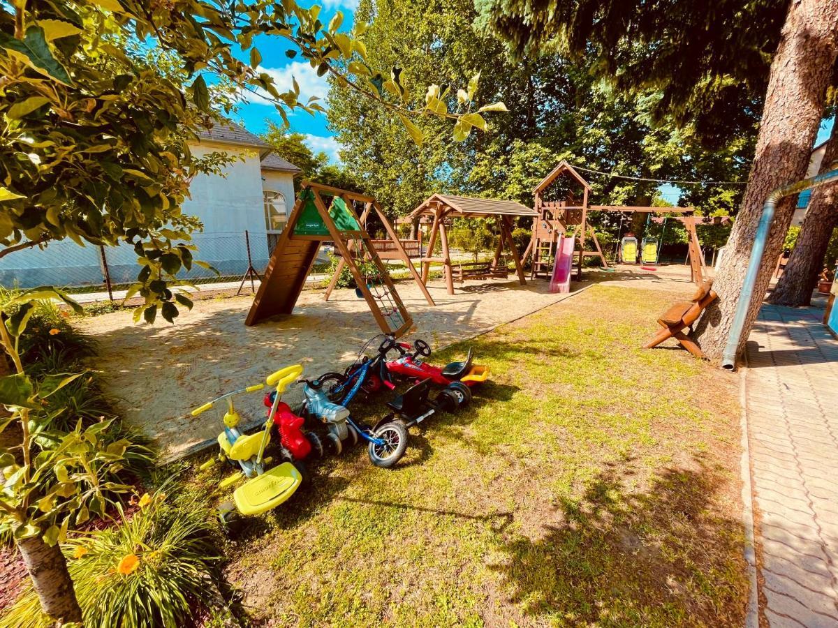 Sommer Panzió Balatonfoldvar Exterior foto
